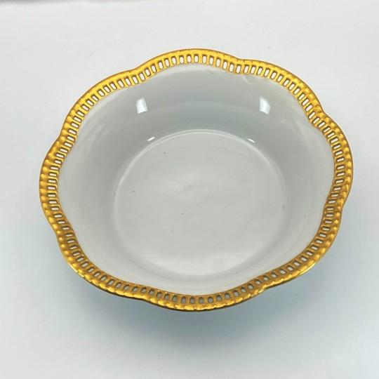 1920s Carl Schumann Arzberg Reticulated Porcelain Bowl 7.5-inch With Gilded Scalloped Edge (Antique, Ca. 1920) Bavaria For Sale - Image 5 of 12