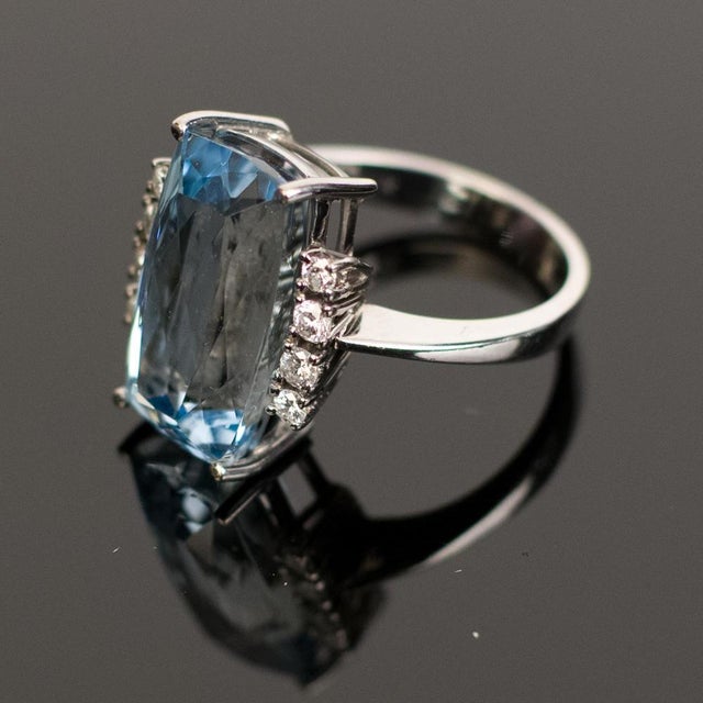 Metal 18k White Gold Aquamarine and Diamond Ring Vintage For Sale - Image 7 of 11