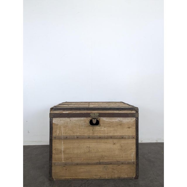 Vintage Travel Trunk in Wood, in Very Good conditions.