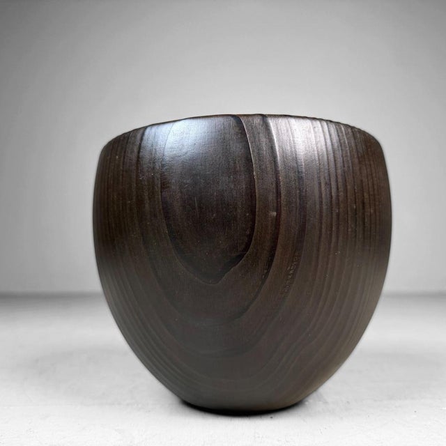 This vintage wooden bowl from Japan (1970s) is a strong, graphic object with a beautiful contrast between the exterior and...