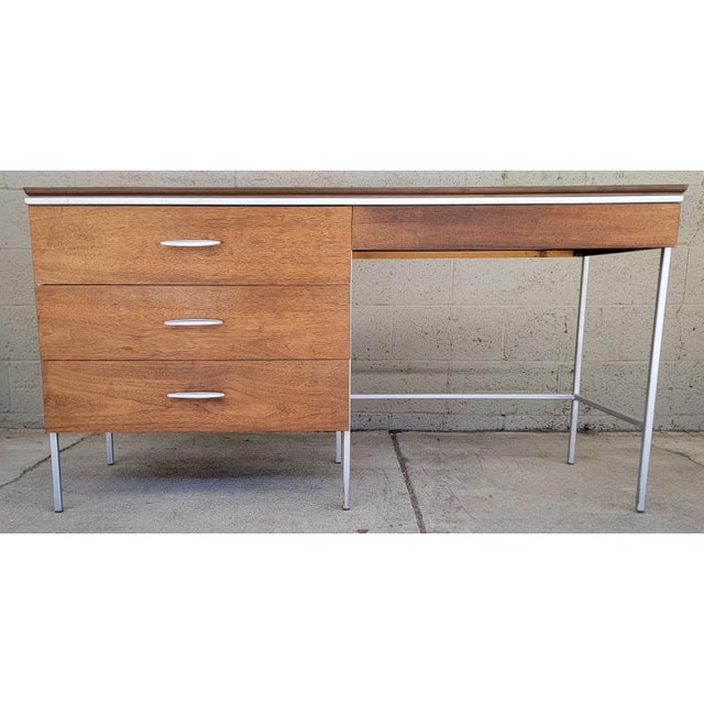 Mid-Century Modern desk by Vista of California. Design influenced and in the manner of Paul McCobb or Florence Knoll....