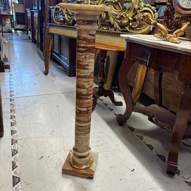 Antique column made of layers of alabaster. Circa 1950, origin: Italy. Measurements: height 97 cm. Base: 20 cm x 20 cm....