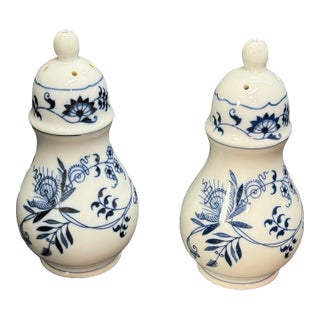 Vintage Blue Danube Floral Blue Onion Pattern Salt & Pepper Shaker -Set of 2 For Sale
