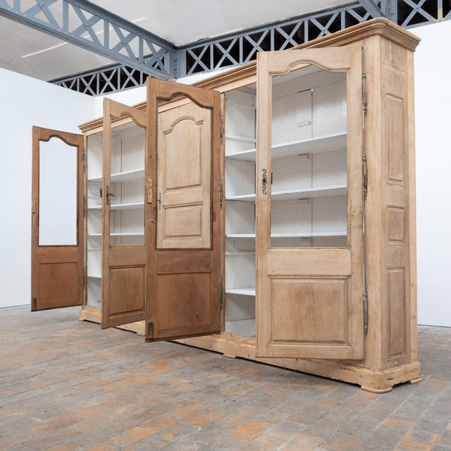 Large oak bookcase - 19th century Five lockable doors opening onto a series of shelves. The unit is fully demountable for...