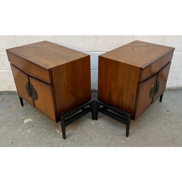 Mid 20th Century Pair of Helen Hobey Walnut Nightstands by Baker Furniture, Attributed For Sale In New York - Image 6 of 14