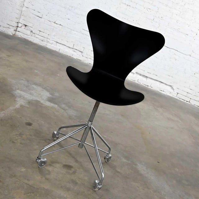 Scandinavian Modern Arne Jacobsen Series 7 Black & Chrome Office Chair by Fritz Hansen For Sale - Image 10 of 13
