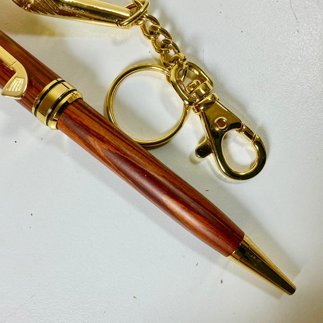 1980s Americana Boho Chic Golf Club Themed Wood Pen and Key Chain Boxed Set For Sale - Image 9 of 12