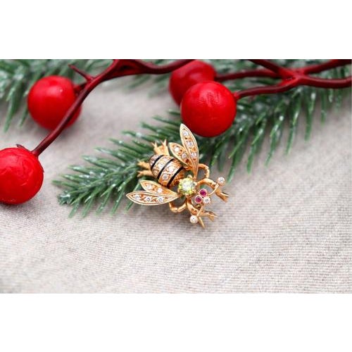 Bee Shaped Gold Brooch with Diamonds For Sale - Image 3 of 8