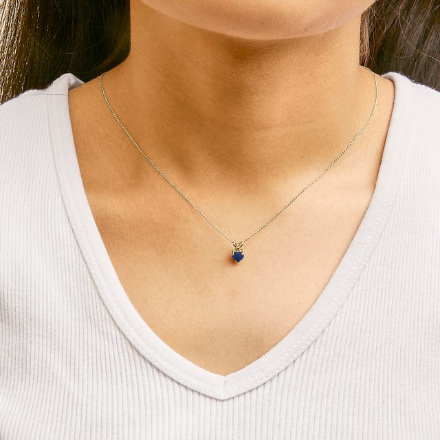 14K Yellow Gold 5X5 MM Heart Shaped Blue Sapphire Solitaire Pendant Necklace For Sale - Image 4 of 5