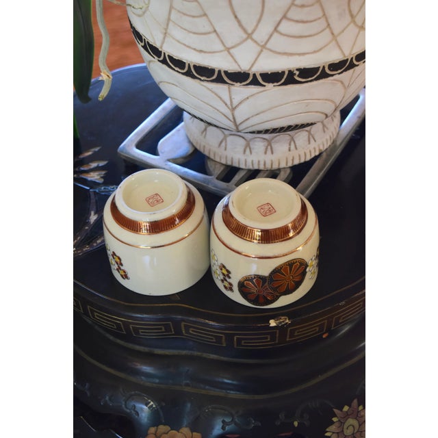 Japanese 1960s Japanese Porcelain Teacups (Pair) For Sale - Image 3 of 5