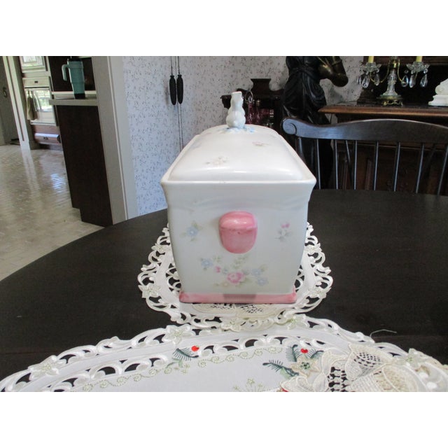 1980s Vintage Pfaltzgraff Tea Rose Ceramic Bunny Bread Box & Lid Excellent Condition For Sale - Image 5 of 12