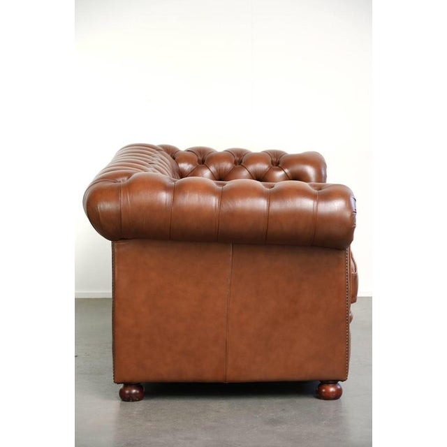 This very beautiful 2-seater cowhide leather sofa is crafted in a beautiful brown color and has a wonderful English...