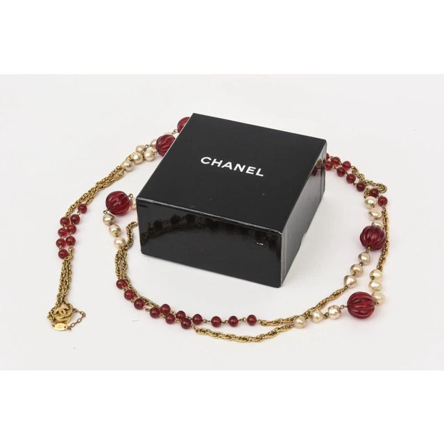 1980s Chanel 1984 Long Sautoir Wrap Necklace With Red Gripoix Glass, Faux Pearls and Gold Links For Sale - Image 5 of 12