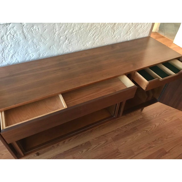 Milo Baughman 1950s Attributed to Milo Baughman Mid Century Modern Tambour Door Credenza/Sideboard/Buffet for Glenn of California For Sale - Image 4 of 9