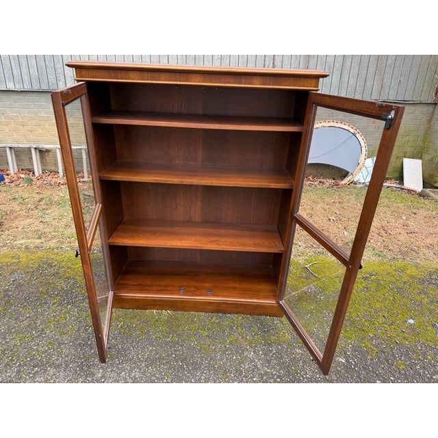 Late 20th Century Traditional-Style Walnut Wood 2 Glass Door Bookcase or Display Cabinet For Sale - Image 13 of 14