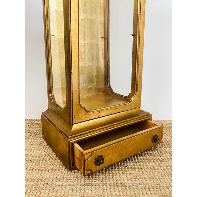 1960s Vintage Hollywood Regency Gold Leaf Glass Display Case / Cabinet For Sale - Image 5 of 12