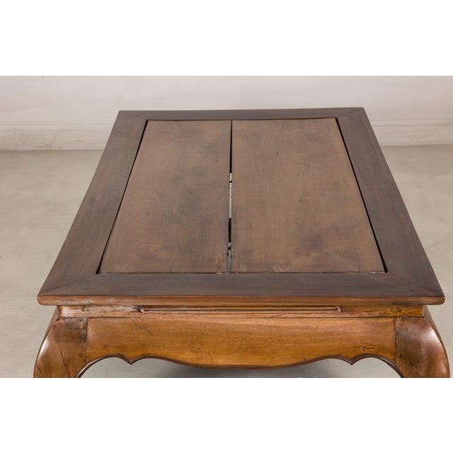 Mid 20th Century Vintage Chinese Low Kang Two-Tone Elm Coffee Table with Curved Legs For Sale - Image 5 of 18