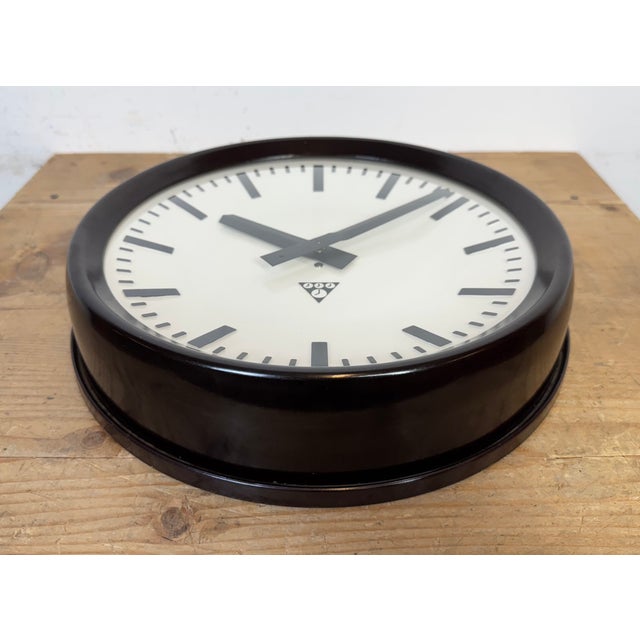 Industrial Bakelite Factory Wall Clock from Pragotron, 1960s For Sale - Image 10 of 17