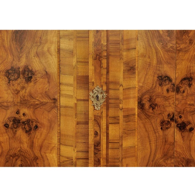 Baroque, Saxons around 1740, walnut and nut root wood veneered, sloping flap, 2-door attachment with explosive gable and...