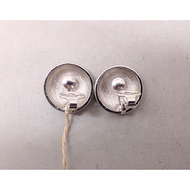Vintage 1960s Signed Crown Trifari Round Rhodium Plated Zig Zag Clip Earrings-2 Pieces For Sale In Philadelphia - Image 6 of 7