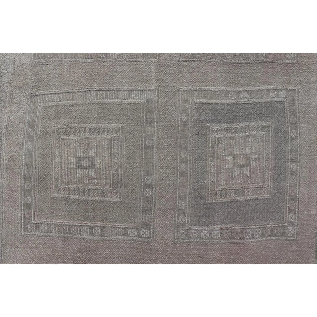 Off-white Mid 20th Century Vintage Turkish Embroidered Kilim With Geometric Box Design in Earthy Tones For Sale - Image 8 of 12