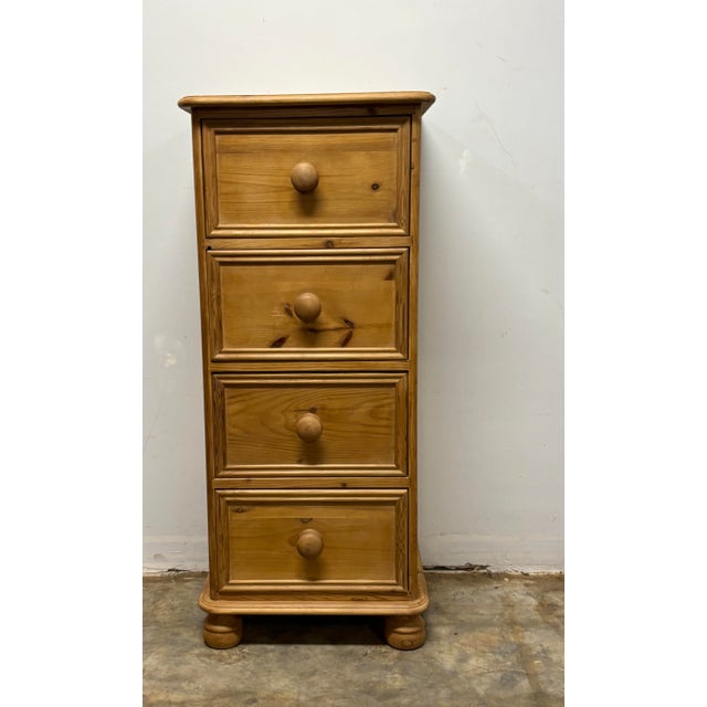 There is a certain familiarity to this piece — a sense that it belongs to a long tradition, even while carrying a slightly...