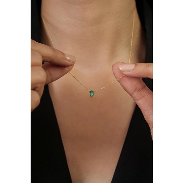 Contemporary 18k Yellow Gold Pear Cut Zambian Emerald Solitaire Birthstone Necklace Everday Wear For Sale - Image 3 of 13