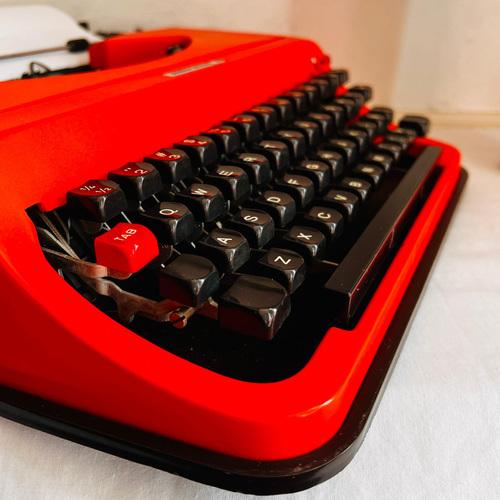 Vintage Portable Underwood 35 Typewriter For Sale - Image 6 of 11