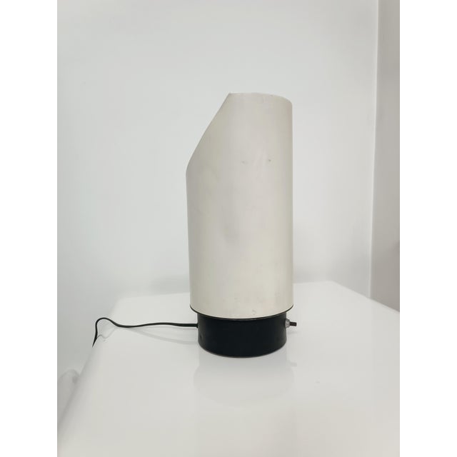 Beautiful minimalist design table lamp by Gerald Thurston for Lightolier. USA, 1960s. Cylindrical structure in cream-white...