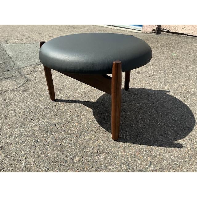 Mid-Century Modern Mid Century Style Round Walnut and Black Leather Ottoman For Sale - Image 3 of 9