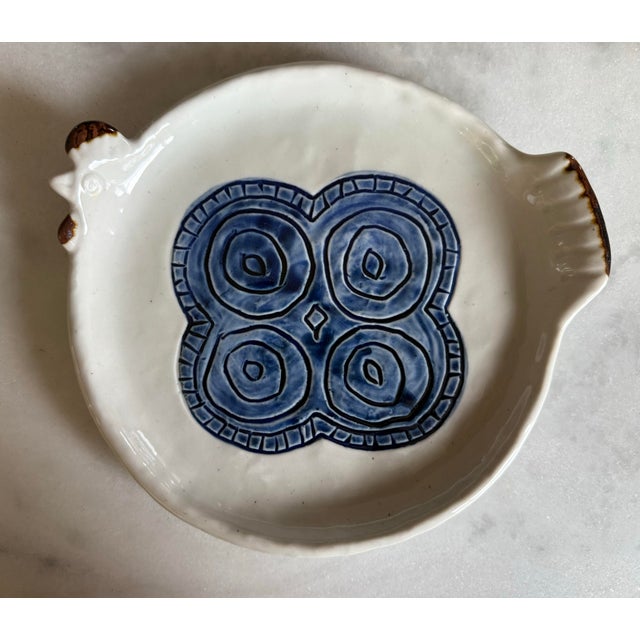 Mid-Century Modern Set of 4 Vintage Happu Pattern Stoneware Chicken Plates Made by Otagiri Japan For Sale - Image 3 of 12