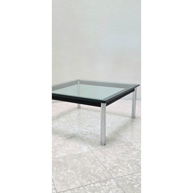 Cassina Lc10 Table en Tube Basse Coffee Table Glass Top Chrome Legs Black Base Le Corbusier Pierre Jeanneret Charlotte Perriand For Sale - Image 11 of 13