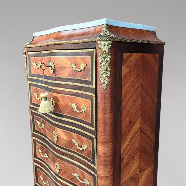 Charming Napoleon III curved secretary desk in rosewood and palisander veneer. The front features a trompe-l'œil design...