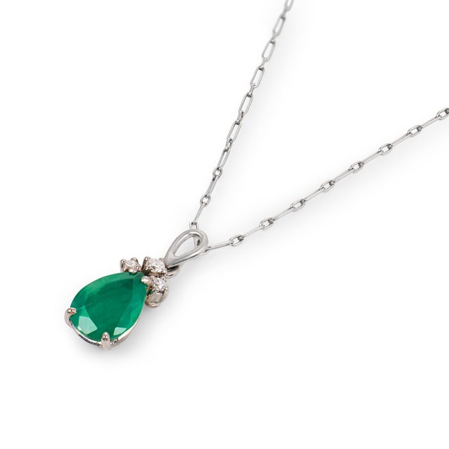 1980s Vintage 1.60 Carat Emerald Diamond 14k White Gold Platinum Necklace For Sale - Image 5 of 7