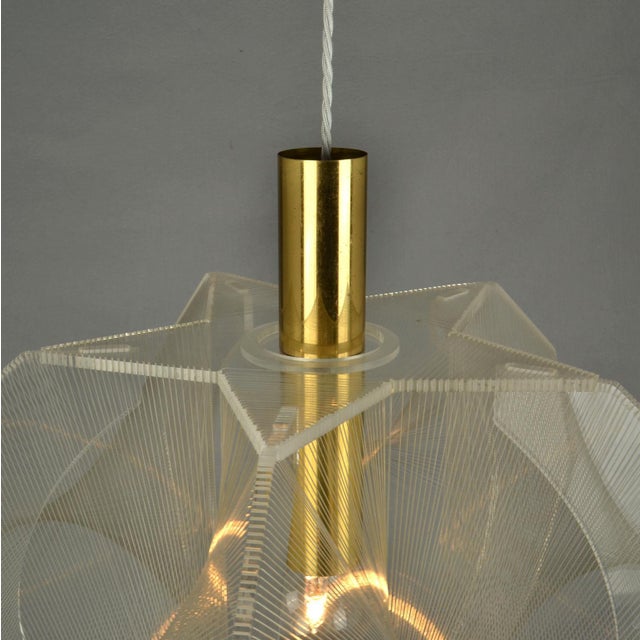 Gold Mid-Century Modern Pendant Lamp in Clear Acrylic Glass, Wire and Brass, 1970s For Sale - Image 8 of 18