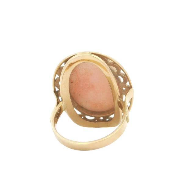 1960s Vintage Italian 14K Gold Angel Skin Coral Cabochon Ring, Size 5.75 For Sale - Image 5 of 9