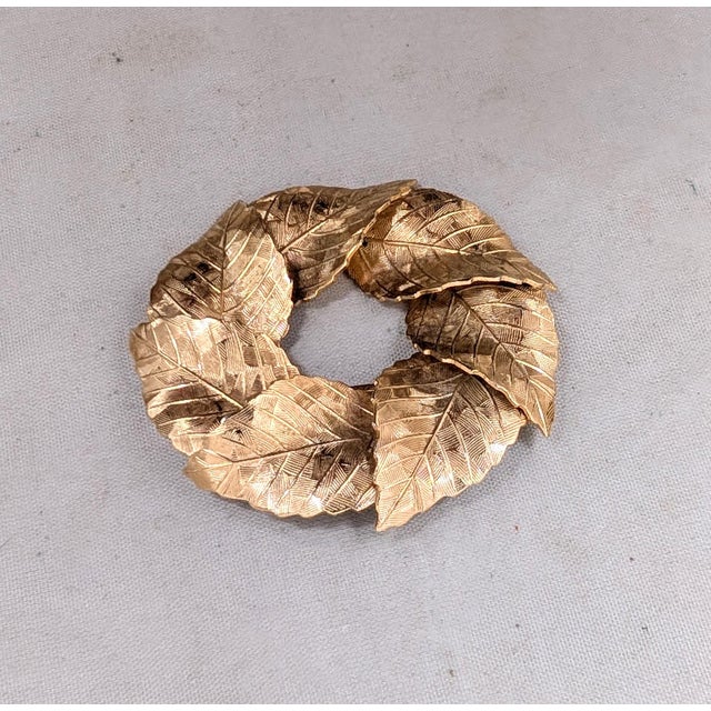 Mid-Century Modern Vintage Signed Napier Goldtone Textured Leaf Wreath Brooch For Sale - Image 3 of 7