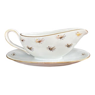 Vintage Oscar Schaller Bavaria Porcelain Gravy Boat With Attached Underplate, Gold Starburst Pattern (1910–1935) For Sale