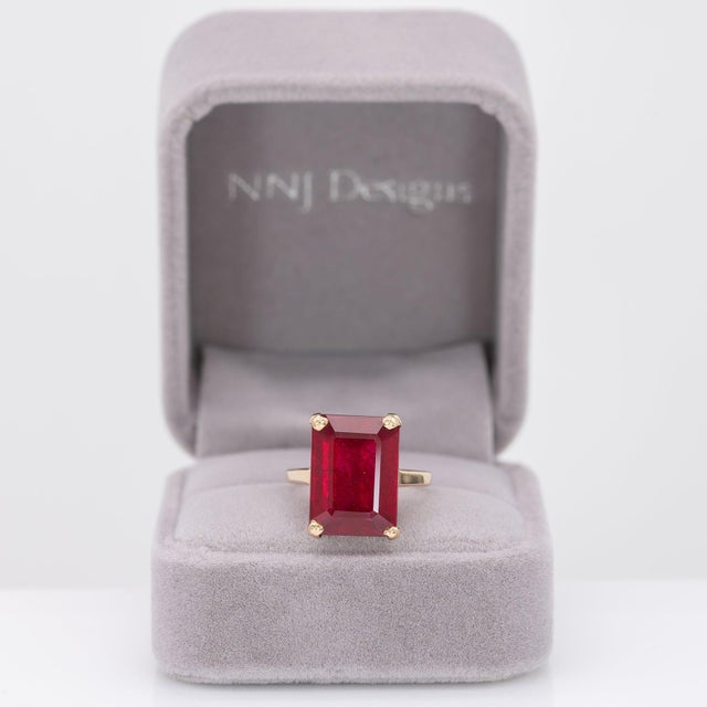 Modern Estate 13.9Ct Madagascar Ruby Ring: Solid 10k Gold – Emerald Cut, Size 6.75 For Sale - Image 3 of 10