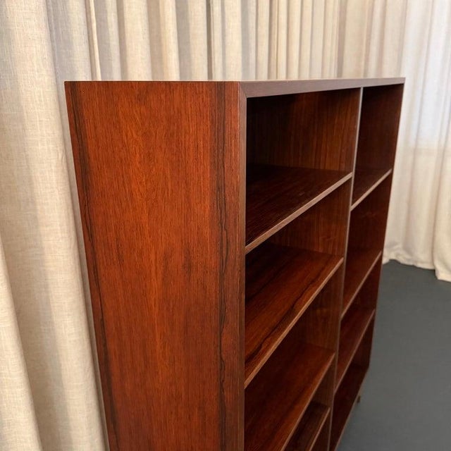 1960s Danish Modern Rosewood Bookcase Display Cabinet by Gunni Omann for Omann Jun For Sale In New York - Image 6 of 10