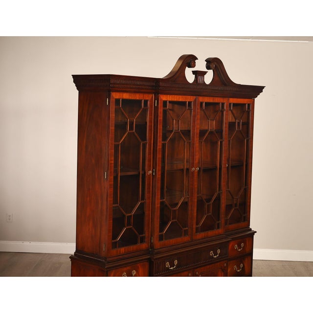 Henkel Harris Chippendale Style Mahogany China Cabinet Breakfront For Sale - Image 17 of 18