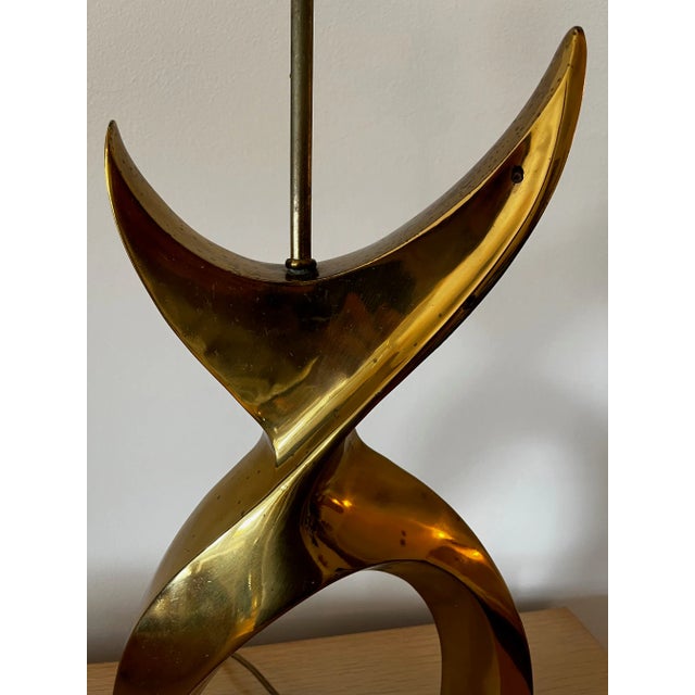 Mid-Century Modern Biomorphic Modernist Brass and Lucite Lamp in the Style of Jean Arp For Sale - Image 3 of 7