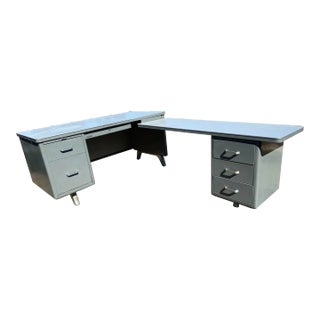 1960s Vintage w.h. Harper Inc.Co. Devon Mid Century Modern Metal Tanker Desk For Sale