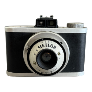 Universal Vintage Camera Corporation Meteor 620 Film Camera