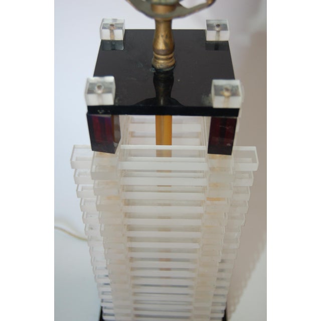 Mid-Century Modern Hollywood Regency Stacked Lucite Table Lamp For Sale - Image 3 of 7