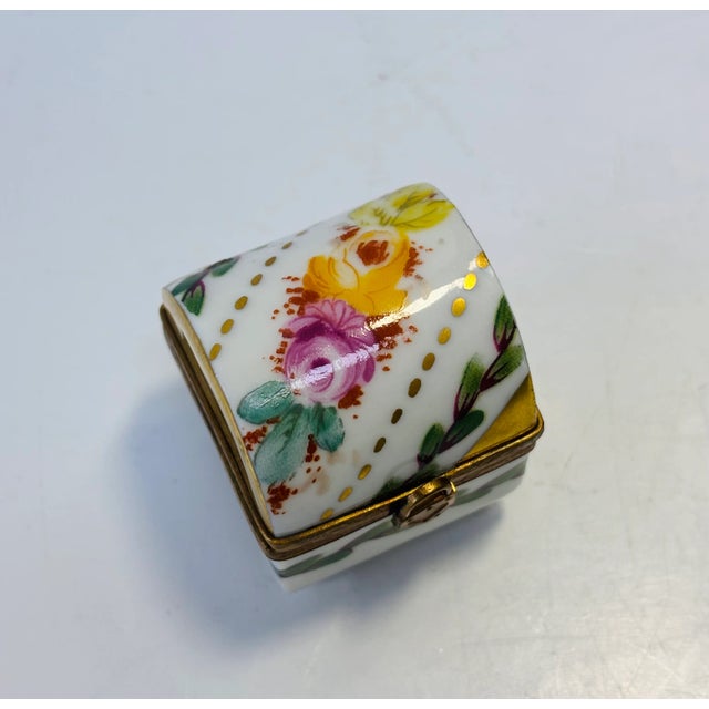 Limoges, France Vintage Limoges Porcelain Footed Trinket Chest With Gold and Flowers Decoration For Sale - Image 4 of 7