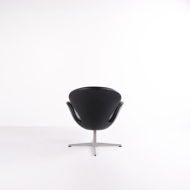 Fritz Hansen Swan Chair in Black Elegance Leather by Arne Jacobsen for Fritz Hansen, 2002 For Sale - Image 4 of 14