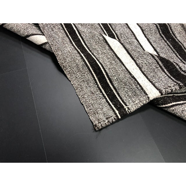 1960s Vintage Aztec Handmade Turkish Anatolian Gray Natural Boho Kilim Rug- 5′6″ × 8′4″ For Sale - Image 4 of 11