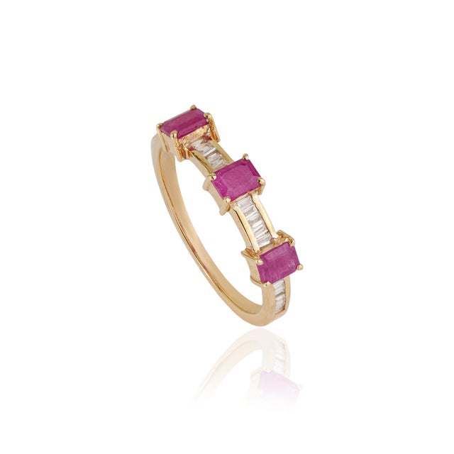 VR Jewels 14k Gold Emerald-Cut Ruby & Baguette Diamond Modern Band Ring Size 6 For Sale - Image 4 of 18