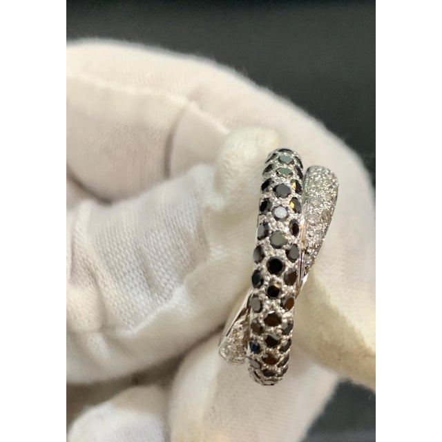 2010s 0.8 Carat Black and 0.7 Carat White Diamond Cross Over Band 18 Karat White Gold For Sale - Image 5 of 18